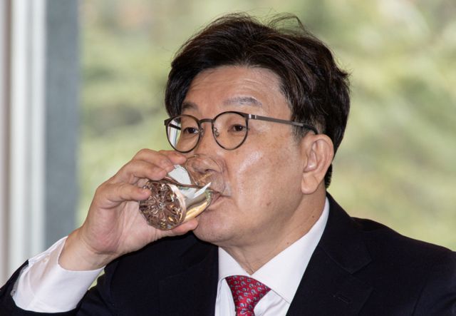 사진은 권성동 국민의힘 원내대표가 5일 오전 경북 포항시 남구 청송대에서 열린 철강 산업 위기 극복을 위한 현장 간담회에서 발언을 마친 후 물을 마시고 있다. 2025.3.5/뉴스1 Copyright © 뉴스1. All rights reserved. 무단 전재 및 재배포, AI학습 이용 금지. /사진=뉴스1