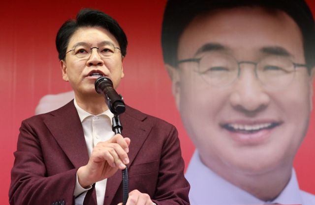 성폭행 혐의를 받고 있는 장제원 전 국민의힘 의원이 당에 부담을 줄 수 없다며 탈당을 시사했다. 사진은 장 전 의원이 지난해 3월7일 부산 사상구 국민의힘 김대식 후보 선거사무소에서 열린 소통캠프 개소식에서 격려사 하는 모습. /사진=뉴스1