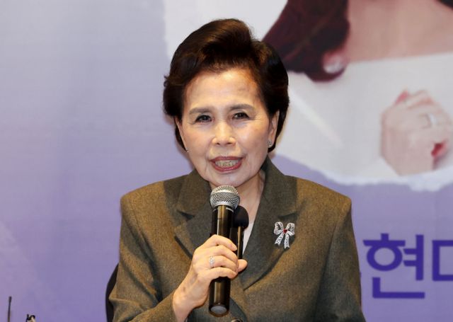 가수 이미자가 5일 오후 서울 마포구 스탠포드호텔에서 열린 '전통가요 헌정 공연, 맥(脈)을 이음' 기자간담회에 참석해 은퇴를 시가했다. /사진=뉴시스