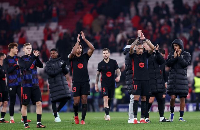 FC바르셀로나가 퇴장 악재를 극복하고 SL벤피카를 꺾었다.사진은 6일 (한국시각) 포르투갈 리스본 이스타디우 다 루스에서 열린 '2024-25 유럽축구연맹(UEFA) 챔피언스리그(UCL) 16강 FC바르셀로나와 SL벤피카의 1차전에서 승리한 바르셀로나 선수단의 모습. /사진=로이터