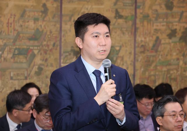 유승민 대한체육회장이 정몽규 대한축구협회장 인준과 관련해 규정대로 처리하겠다는 입장을 보였다. 사진은 유 회장이 5일 서울 여의도 국회에서 열린 제423회 국회(임시회) 문화체육관광위원회 제1차 전체회의에서 인사말 하는 모습. /사진=뉴시스 