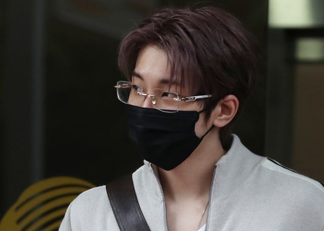 아이돌그룹 세븐틴 원우가 다음달 3일 입대 후 대체복무한다. 사진은 원우가 지난해 10월18일 서울 영등포구 KBS 신관 공개홀에서 음악방송 '뮤직뱅크'(뮤뱅) 녹화를 마친뒤 준비된 차량으로 이동하는 모습. /사진=뉴스1