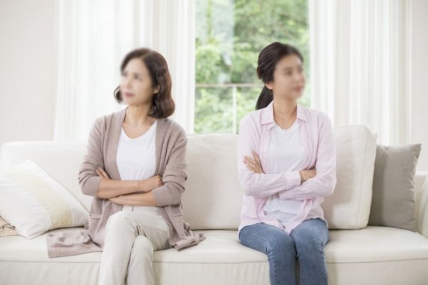 기초생활수급자 엄마가 이제 막 취직한 딸에게 충격적인 막말을 한 사연이 전해졌다. 사진은 기사와 직접적인 관련이 없는 모녀 모습. /사진=이미지투데이