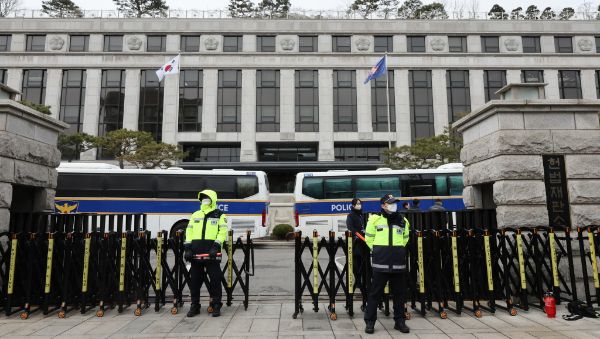윤석열 대통령 탄핵심판 선고 기일에 헌법재판소 인근 학교들이 재량휴업을 검토 중이다. 사진은 서울 종로구 헌법재판소 앞 경계 근무 중인 경찰들 모습. /사진=뉴스1