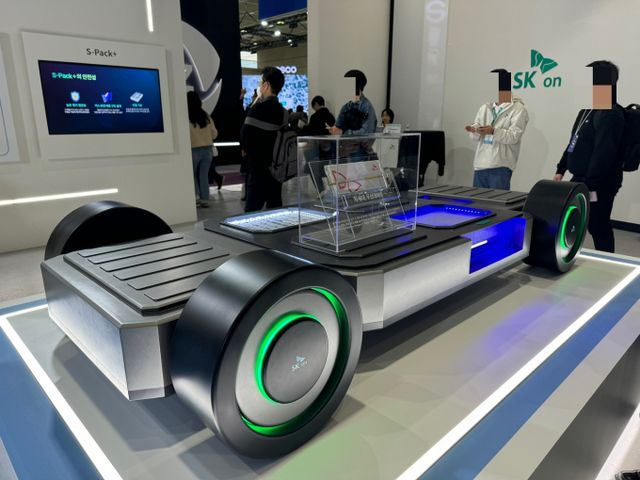 SK온 부스에 전시된 차세대 무선 BMS. /사진=정연 기자