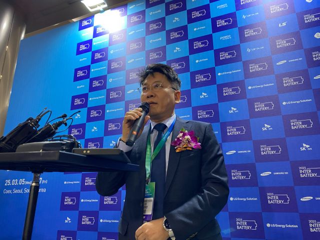 김동명 LG에너지솔루션 사장이 5일 서울 강남구 코엑스에서 개막한 '인터배터리 2025'에서 취재진의 질문에 답변하고 있다. / 사진=공동취재