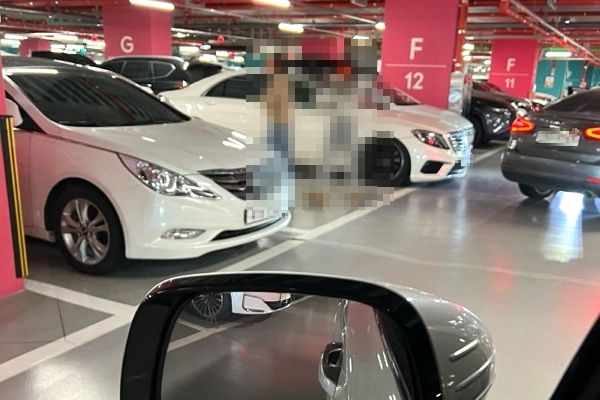 백화점에 방문한 여성이 빈자리를 서서 맡아두는 뻔뻔함을 보였다. 사진은 대전 한 백화점 주차장 빈자리에 여성이 서 있는 모습. /사진=보배드림 캡처