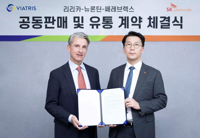 SK케미칼과 비아트리스 코리아가 의약품 유통 및 판매 계약을 체결했다. 사진은 계약 체결 후 기념사진을 찍는 박현선 SK케미칼 Pharma 사업대표(오른쪽)와 빌 슈스터 비아트리스 코리아 대표. /사진=SK케미칼
