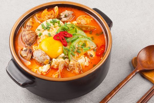 날달걀을 삶은 달걀인 줄 알고 이마로 깬 손님이 옷을 버렸다며 돈을 요구해 난감하다는 사장의 사연이 전해졌다. 사진은 기사의 이해를 돕기 위한 순두부찌개 자료 사진. /사진=이미지투데이