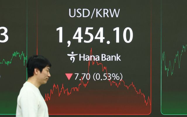 코스피가 전 거래일(2528.92)보다 29.21포인트(1.16%) 상승한 2558.13에 마감한 5일 오후 서울 중구 하나은행 딜링룸에서 딜러들이 업무를 보고 있다. /사진=뉴시스