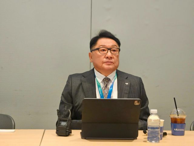 구자균 LS일렉트릭 회장이 5일 서울 강남구 코엑스에서 개막한 '인터배터리 2025'에서 취재진의 질문에 답변하고 있다./ 사진=공동취재