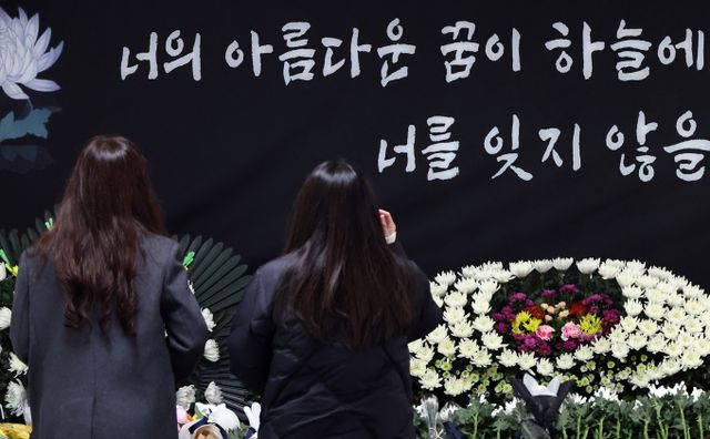 고(故) 김하늘양 피살 사건 피의자인 40대 여교사 상태가 호전되자 경찰이 영장 집행 여부 검토에 나섰다. 사진은 초등학생 피살사건이 발생한 대전 서구 관저동 한 초등학교에 지난달 12일 합동분향소가 마련된 모습. /사진=뉴시스