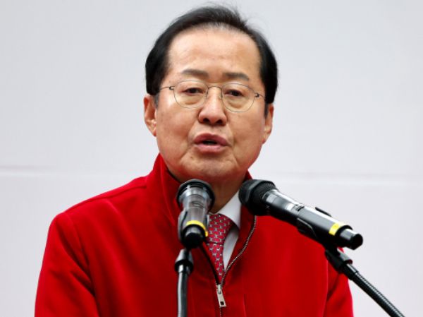 홍준표 대구시장이 한동훈 국민의힘 대표를 '윤석열 대통령이 만든 인형'이라고 저격했다. 사진은 홍준표 대구시장이 지난 4일 대구 동구 대구혁신도시 복합문화센터 물빛서원 개관식에서 기념사하는 모습. /사진=뉴시스