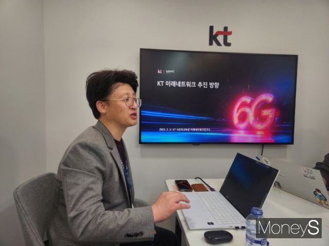 이원열 KT 미래네트워크연구소 액세스망연구담당이 지난 4일(현지시각) 스페인 바르셀로나 피라 그란비아 전시장 KT 부스에서 미래 네트워크 전략을 설명하고 있다. /사진=양진원 기자