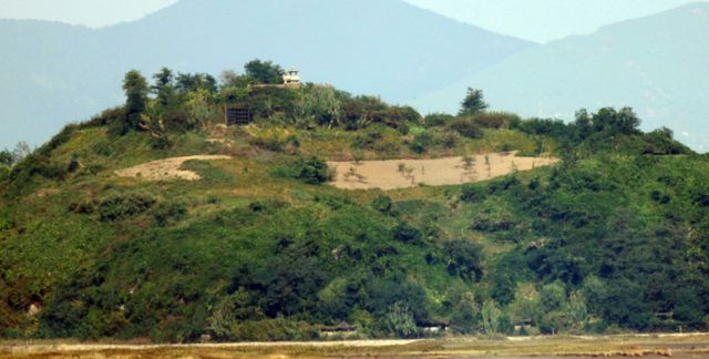 인천시 강화군 접경지역 주민들이 대북 확성기 방송으로 인한 소음 피해를 호소하며 정부에 즉각적인 대책 마련을 촉구했다. 사진은 지난해 10일 인천시 강화군 교동도에서 바라본 북한 지역 확성기에서 소음이 송출된 모습. /사진=뉴스1