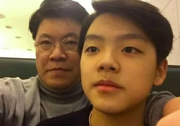 래퍼 노엘(본명 장용준)이 부친인 장제원 전 국민의힘 의원의 성폭행 의혹 이후 의미심장한 글을 남겼다. 사진은 장제원 전 국민의힘 의원과 아들 노엘의 모습. /사진=장제원 전 국민의힘 의원 SNS 캡처