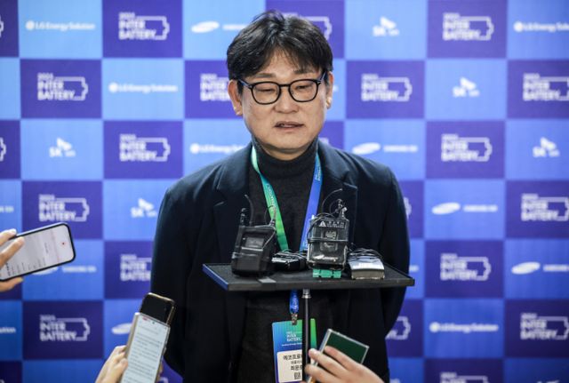 최문호 에코프로비엠 대표이사가 5일 서울 강남구 코엑스에서 열린 인터배터리 2025에서 취재진의 질문에 답하고 있다. / 사진=뉴시스 정병혁 기자 /사진=정병혁