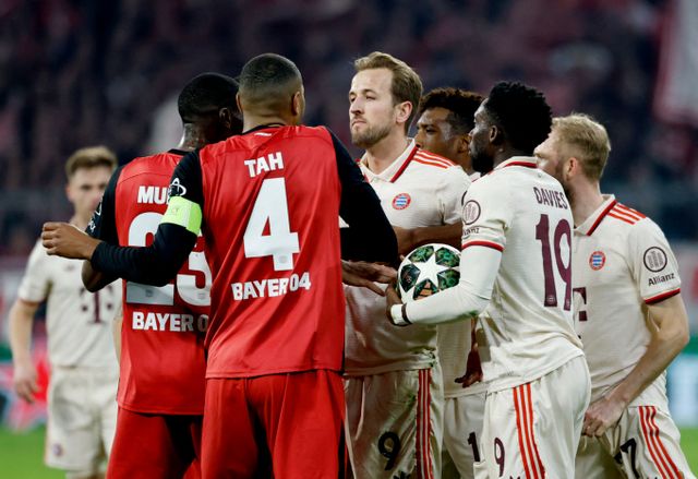 김민재 소속팀 바이에른 뮌헨이 바이어 레버쿠젠과의 경기에서 3-0 완승을 거뒀다. 사진은 6일(한국시각) 푸스발 아레나 뮌헨에서 열린 '2024-25 유럽축구연맹(UEFA) 챔피언스리그(UCL) 16강 바이에른 뮌헨과 바이어 레버쿠젠의 경기에서 득점에 성공한 해리 케인의 모습. /사진=로이터