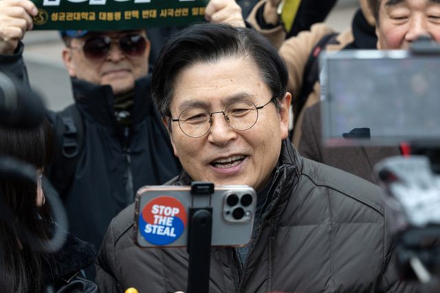 황교안 전 국무총리가 탄핵이 인용되면 "걷잡을 수 없는 폭동이 일어날 것"이라고 주장했다. 사진은 황교안 전 국무총리가 윤석열 대통령 탄핵 반대 집회에 참석한 모습. /사진=뉴스1