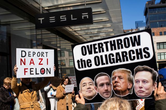 일론 머스크 테슬라 CEO 미국 국정 운영 개입 월권과 유럽 극우 세력 옹호 논란에 대한 반감이 테슬라 차량 방화 사건으로 이어지고 있다. 사진은 지난 1일(현지시각) 미국 뉴욕 테슬라 매장에서 사람들이 시위하는 모습. /사진=로이터 