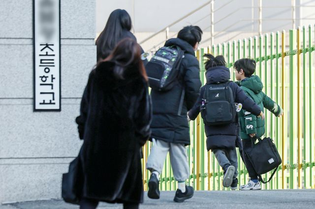 김하늘양 사건이 발생한 초등학교가 학부모에게 자율 귀가시 학교에 책임을 묻지 않겠다는 내용이 포함된 서약서를 보내 논란이 됐다. 사진은 지난달 2월 24일 서울의 한 초등학교에서 학부모들이 자녀의 등교를 배웅하고 있는 모습. /사진=뉴스1