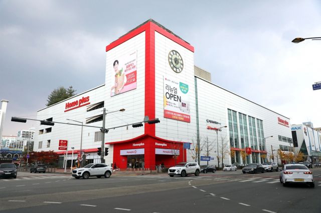 홈플러스 기업 회생 절차 이후 일부 협력 업체들이 1월분 정산대금을 아직 지급받지 못한 것으로 알려졌다. 홈플러스의 입점업체 정산일은 매 익월 말일로, 예정대로라면 지난달 말일이 1월분 매출대금 정산일이었다. 자영업자 커뮤니티를 중심으로 티메프 사태의 악몽이 되풀이되는 것 아니냐는 우려의 목소리가 나온다. /사진=홈플러스