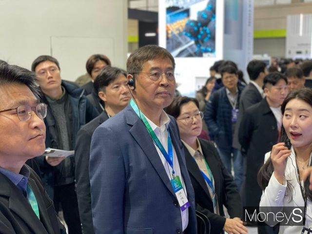 신학철 LG화학 부회장이 6일 서울 강남구 코엑스에서 이틀째 열리고 있는 '인터배터리 2025'를 방문해 삼성SDI의 전시관을 둘러보고 있다. / 사진=이한듬 기자