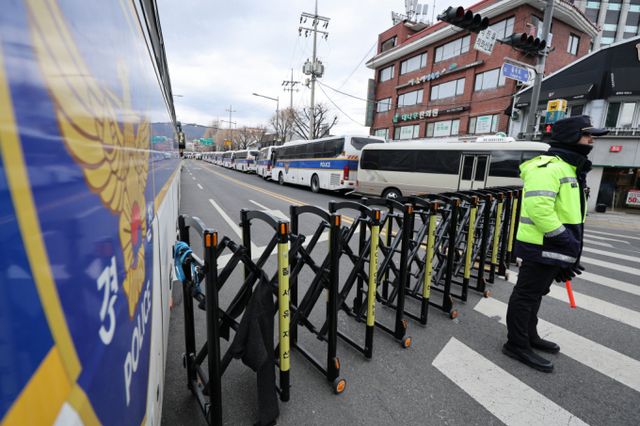 서울교통공사가 탄핵 심판 선고 당일에 헌법재판소 인근에 위치한 지하철 3호선 안국역을 폐쇄한다. 사진은 지난달 25일 서울 종로구 헌법재판소 앞 도로와 안국역 인근이 통제된 모습. /사진=뉴스1