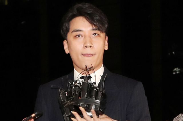 그룹 빅뱅 출신 승리의 최근 목격담이 화제다. 사진은 지난 2019년 해외 투자자 성접대 및 해피벌룬 의혹을 조사받기 위해 서울지방경찰청 광역수사대에 자진출석한 그룹 빅뱅 출신 승리. /사진=머니투데이