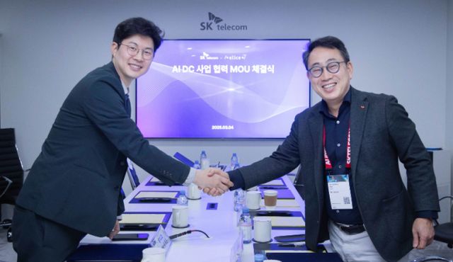 유영상 SK텔레콤 대표(오른쪽)와 김재원 엘리스그룹 CEO가 스페인 바르셀로나에서 열리는 MWC2025 SK텔레콤 전시관에서 협약서에 서명하고 밝게 웃고 있다. /사진=SK텔레콤