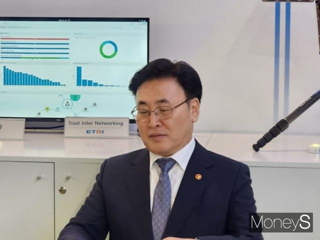 유상임 과학기술정보통신부 장관이 지난 5일(현지시각) MWC2025 기자간담회에 나선 모습. /사진=양진원 기자