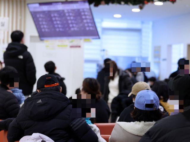 소아과 보호자들의 민원에 건물주가 괴로워하고 있다는 사연이 공감을 사고 있다. 사진은 기사와 직접적인 관련 없는 지난달 2일 서울의 한 어린이 전문병원이 진료를 기다리는 환자와 보호자들로 붐비고 있는 모습. /사진=뉴스1