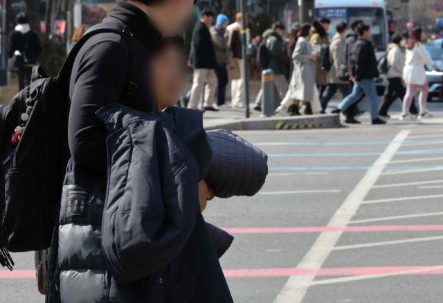 7일 전국이 대체로 맑고 미세먼지와 일교차가 심한 날씨가 예상된다. 사진은 지난 6일 서울 광화문네거리를 지나는 시민들의 모습. /사진=뉴스1