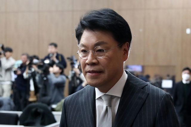  경찰이 비서 성폭행 의혹이 제기된 장제원 전 국민의힘 의원에게 소환을 통보했다. 사진은 지난 2023년 12월 서울 여의도 국회에서 내년 제22대 국회의원 선거 불출마 선언 기자회견을 하기 위해 단상으로 향한 장제원 전 국민의힘 의원. /사진=뉴스1 