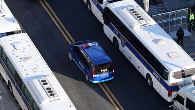 경찰이 윤석열 대통령 탄핵심판 선고당일 전체 가용인력을 동원할 수 있는 '갑호비상' 발령한다. 사진은 지난 2월 6일 윤석열 대통령을 태운 호송차량이 차벽 사이로 헌법재판소로 향하고 있는 모습. 사진 뉴스1