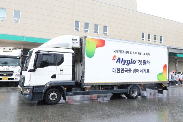 GC녹십자는 CEX 크로마토그래피 공법을 통해 알리글로의 차별화를 꾀할 전망이다. 사진은 미국으로 수출되는 GC녹십자 알리글로를 실은 트럭이 이동하고 있는 모습. /사진=GC녹십자 