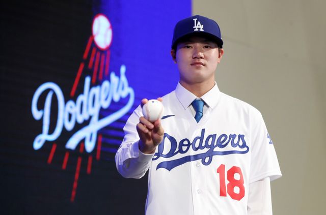 장현석이 LA다저스 팀 내 유망주 랭킹 17위에 올랐다. 사진은 2023년 8월14일 서울 용산구 드래곤시티 호텔에서 열린 기자회견에 참석한 LA다저스 장현석의 모습. /사진=뉴스1
