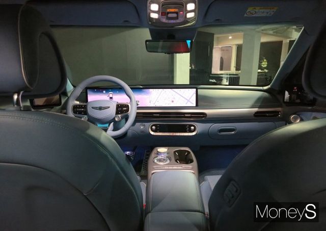 GV60 부분변경 모델에는 27인치 통합형 와이드 디스플레이 등이 새로 탑재됐다. 사진은 GV60 실내 모습./사진=김이재 기자