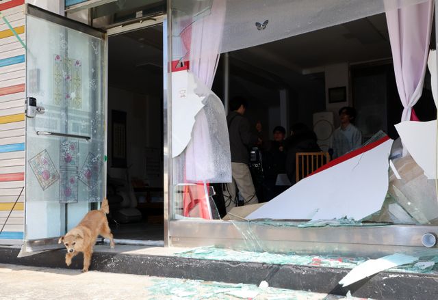 공군이 경기 포천시 폭탄 오폭 사건 원인에 대해 조종사의 좌표 입력 실수라고 발표했다. 사진은 경기 포천시 이동면 노곡리 민가에 공군 KF-16에서 비정상 투하된 포탄이 떨어진 6일 마을 한 건물 유리창이 깨진 모습. /사진=뉴시스