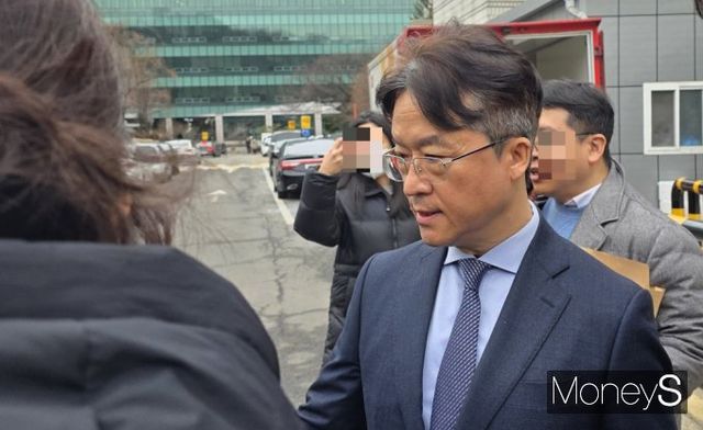 업무상 횡령 및 배임 혐의를 받는 박현종 전 bhc 회장이 5일 서울 서초구 서초동 서울중앙지방법원에서 열린 영장실질심사(구속 전 피의자 심문)에 출석해 심문을 마치고 법정을 나서고 있다. 박 전 회장은 bhc그룹 회장으로 재직하던 당시 약 20억원을 개인적으로 사용하거나 법인카드를 유용한 혐의를 받는다. /사진=임한별 기자