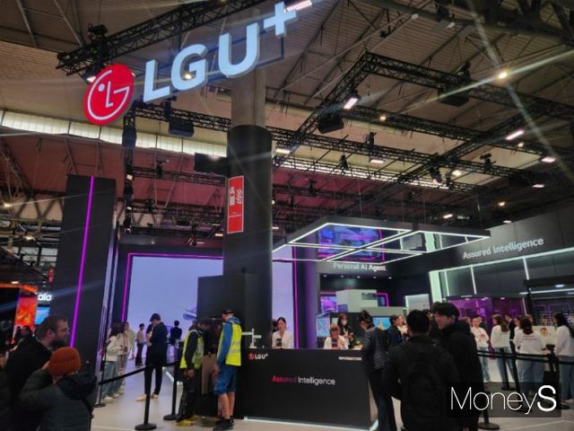 LG유플러스 MWC2025 부스 입구를 참관객들이 지나가고 있다. /사진=양진원 기자