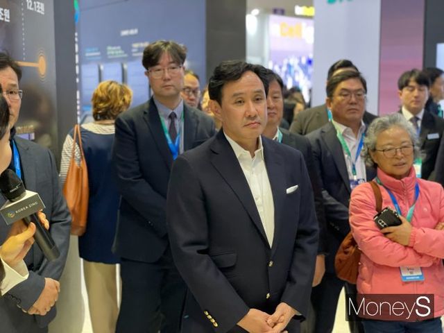 최윤범 고려아연 회장이 6일 서울 강남구 코엑스에서 열린 '인터배터리 2025'에서 고려아연 전시관을 살펴보고 있다. / 사진=이한듬 기자