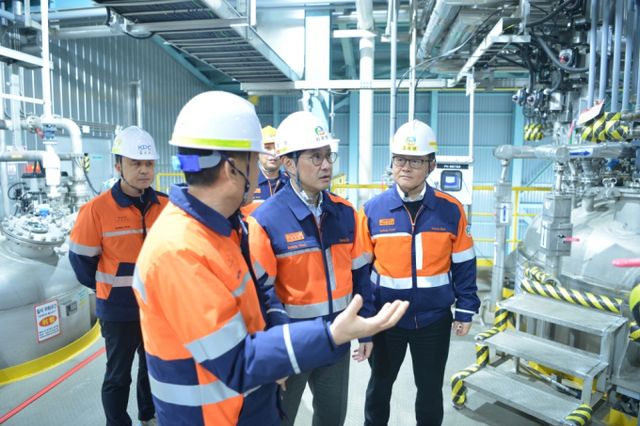 최윤범 고려아연 회장이 울산 온산제련소를 방문해 공장 내부를 둘러보고 있다. /사진=고려아연