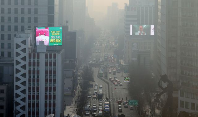 오는 7일 전국이 대체로 맑고 미세먼지 농도가 높은 날씨가 이어질 전망이다. 사진은 지난달 26일 서울 도심을 둘러싼 미세먼지의 모습. /사진=뉴스1