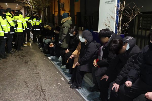 서울서부지법 난동 가담자들에게 영치금이 쏟아지고 있다는 소식이 전해졌다. 사진은 서울서부지방법원에서 윤 대통령의 석방을 촉구하며 법원 담장을 넘어 들어온 청년들이 경찰에 붙잡힌 모습. /사진=뉴스1