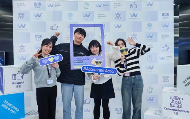 삼성바이오로직스가 '세계 여성의 날' 관련 행사를 진행했다. '세계 여성의 날' 공식 포즈 사진 촬영 캠페인에 참여한 삼성바이오로직스 임직원. /사진=삼성바이오로직스