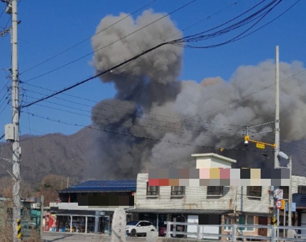 공군 전투기 폭탄이 경기 포천시 민가에 떨어지는 사상 초유의 오폭 사고가 발생했다. 사진은 6일 경기 포천시에서 한·미 연합훈련 도중 전투기 폭탄이 민가에 떨어지는 오폭 사고가 발생해 검은 연기가 피어오르고 있는 모습. /사진=뉴스1(독자 제공)