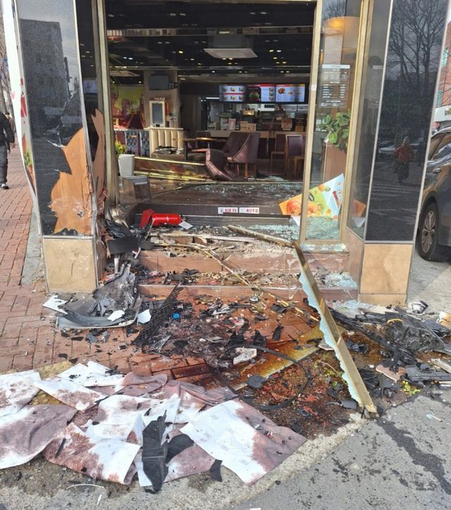 경찰이 승용차 운전자가 가게 문을 들이받은 후 도주한 사건을 수사 중이다. 사진은 지난 6일 오전 5시쯤 음주운전으로 추정되는 승용차가 대구 한 프랜차이즈 패스트푸드점을 들이받은 사건 현장 모습. /사진=뉴시스(독자제공)