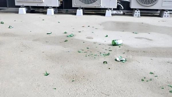 10대로 추정되는 아이들이 강아지 운동장에 유리병, 캔, 페트병 등 쓰레기를 반복적으로 무단투기해 사장이 골머리를 앓고 있다. 사진은 뒷마당에 소주병이 깨져 있는 모습. /사진=아프니까 사장이다 캡처