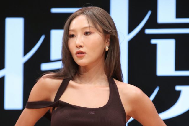 마마무 멤버 화사가 현재 '싱글'이라고 밝혔다.사진은 지난해 11월 서울 영등포구 KBS 신관에서 열린 ‘나라는 가수’ 제작발표회에 참석한 걸그룹 마마무 멤버 화사. /사진=뉴스1